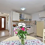 בית נופש House Stinjan 2148 *