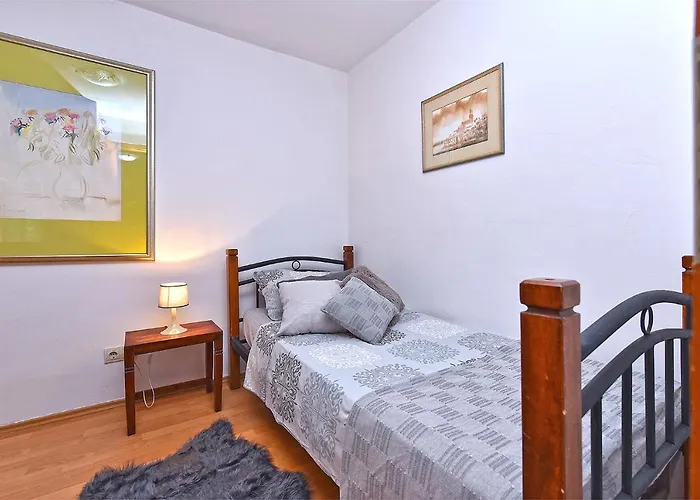 House Stinjan 2148 بيت للعطل *