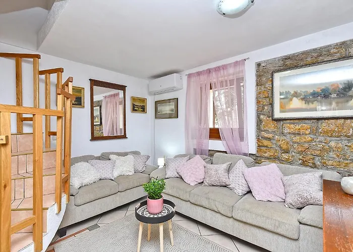 بيت للعطل House Stinjan 2148 *