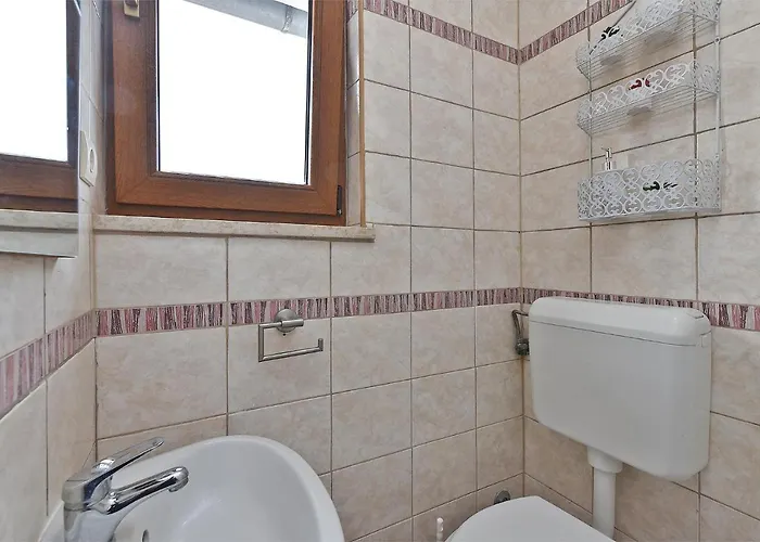 House Stinjan 2148 بيت للعطل