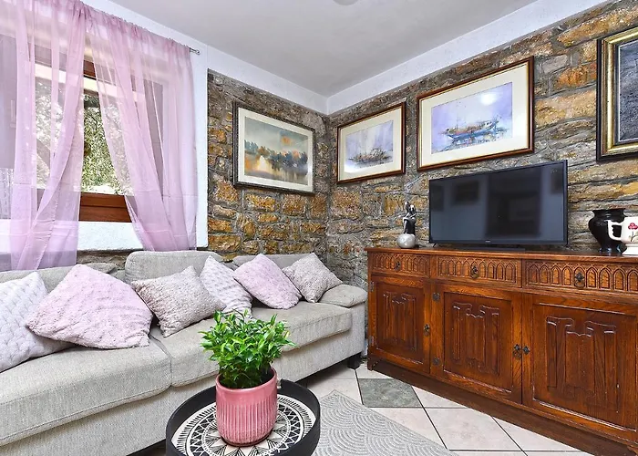 House Stinjan 2148 بيت للعطل