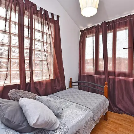 בית נופש House Stinjan 2148 *