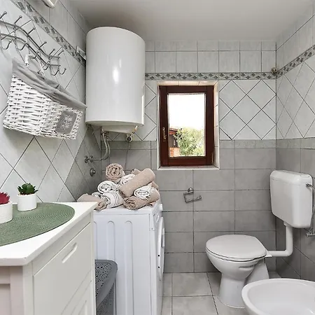 House Stinjan 2148 * פולה