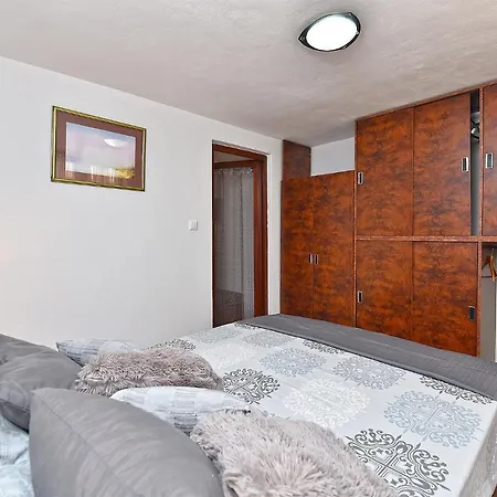 House Stinjan 2148 בית נופש *