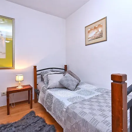 House Stinjan 2148 בית נופש *
