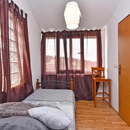 House Stinjan 2148 בית נופש *