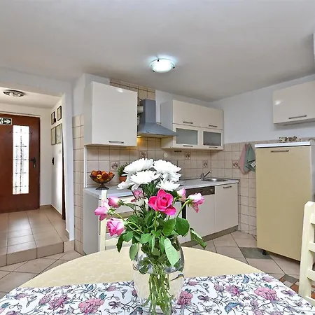בית נופש House Stinjan 2148 *