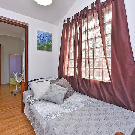 House Stinjan 2148 * פולה