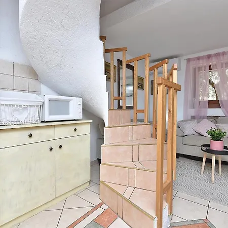 House Stinjan 2148 פולה