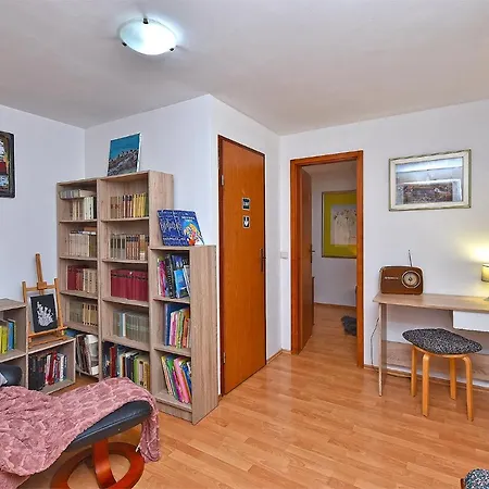 House Stinjan 2148 * פולה
