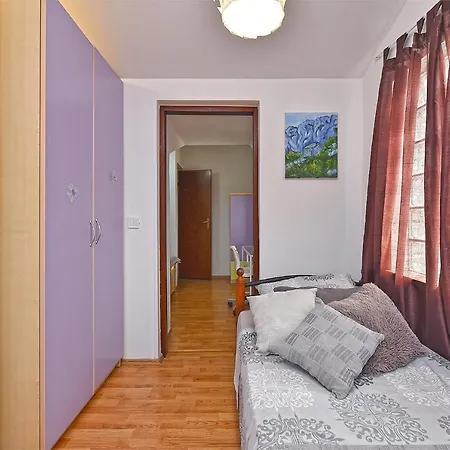House Stinjan 2148 פולה