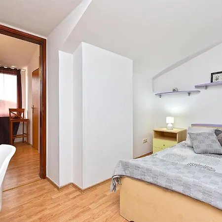 בית נופש House Stinjan 2148 *