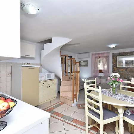 House Stinjan 2148 בית נופש